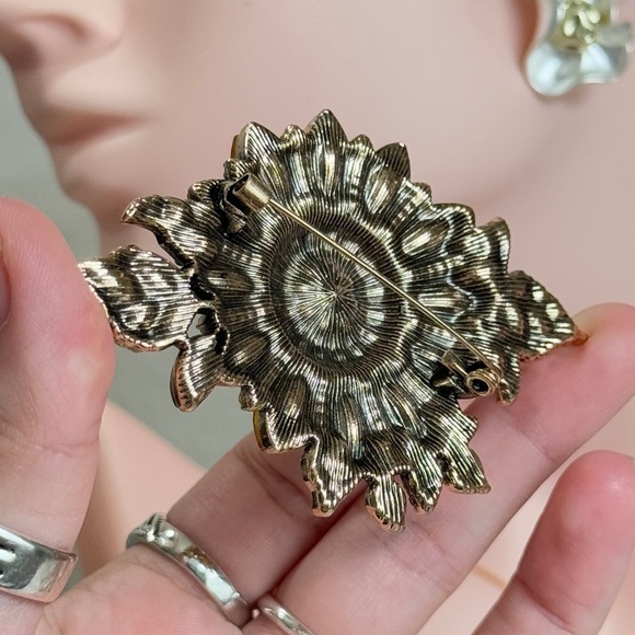 ⚜️🔥 Yellow and Green Sunflower Brooch 🌻 - Picture 4 of 7